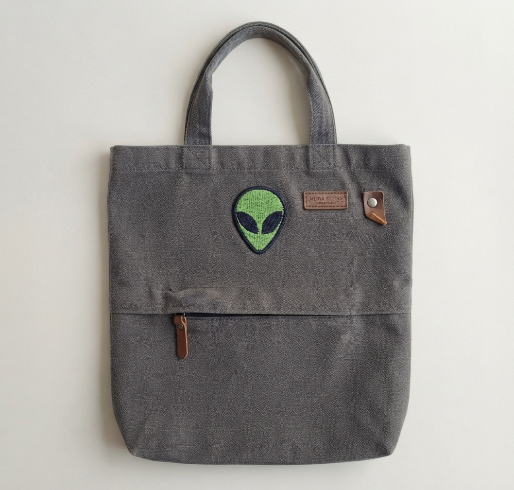 Alien Head Embroidered Patch, Green UFO Alien Iron-On Patch, Sci-Fi Space Embroidery Patch for Jackets, Hats & Backpacks